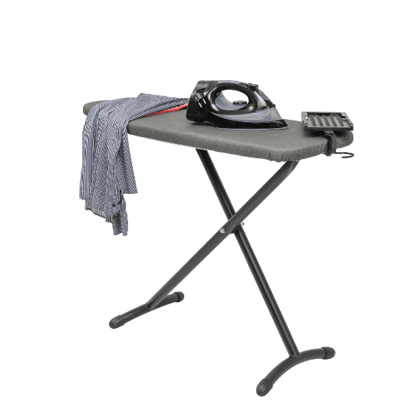 Steam iron with Swirl ironing centre
